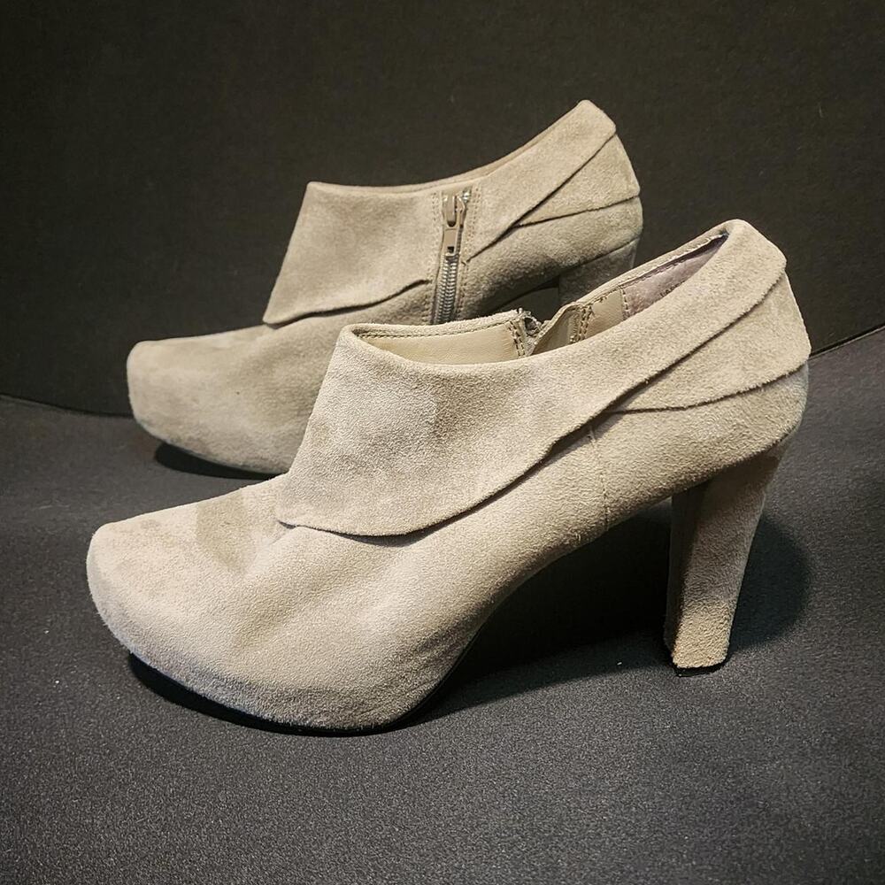 Me Too women’s suede/leather ankle booties – Size 9½ M.